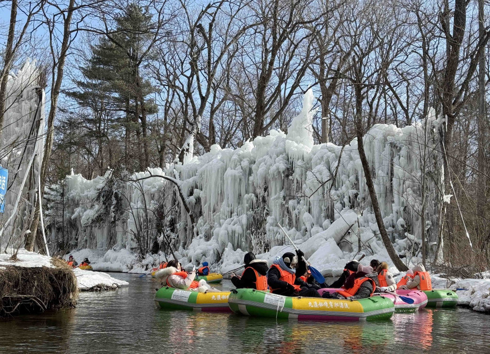 Du khách trải nghiệm bè tự trôi dạt giữa dòng sông không đóng băng. (Ảnh: Công Tuyên/TTXVN)