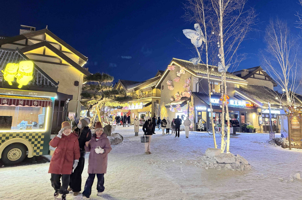 Du khách tham quan điểm du lịch Ân Đô Lý tại thị trấn Trường Bạch về đêm. (Ảnh: Công Tuyên/TTXVN)