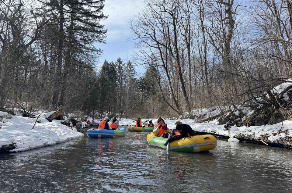 Du khách trải nghiệm bè tự trôi dạt giữa dòng sông không đóng băng. (Ảnh: Công Tuyên/TTXVN)