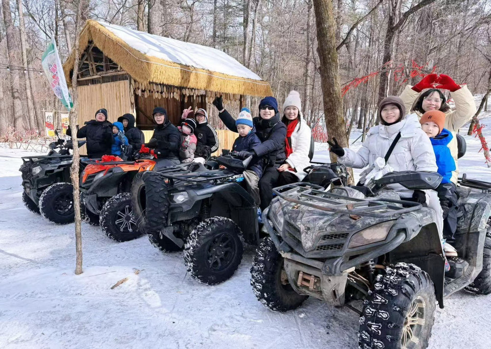 Du khách có thể tự lái xe máy địa hình để trải nghiệm phong cảnh trong những khu rừng thông với băng tuyết trắng xóa. (Ảnh: TTXVN phát)