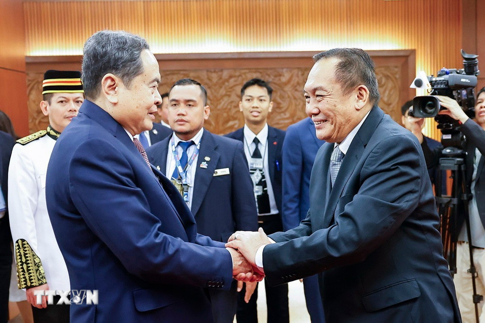 Chủ tịch Thượng viện Malaysia Dato' Awang Bemee Awang Ali Basah đón Chủ tịch Quốc hội Trần Thanh Mẫn. (Ảnh: Doãn Tấn/TTXVN)