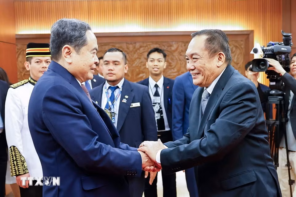Chủ tịch Thượng viện Malaysia Dato' Awang Bemee Awang Ali Basah đón Chủ tịch Quốc hội Trần Thanh Mẫn. (Ảnh: Doãn Tấn/TTXVN)