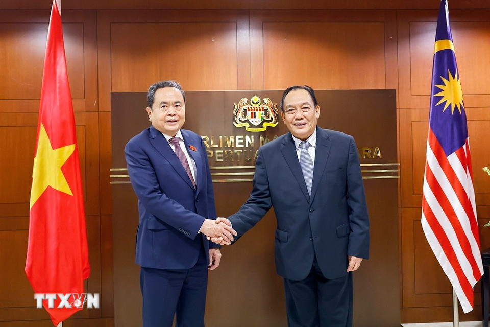 Chủ tịch Thượng viện Malaysia Dato' Awang Bemee Awang Ali Basah đón Chủ tịch Quốc hội Trần Thanh Mẫn. (Ảnh: Doãn Tấn/TTXVN)