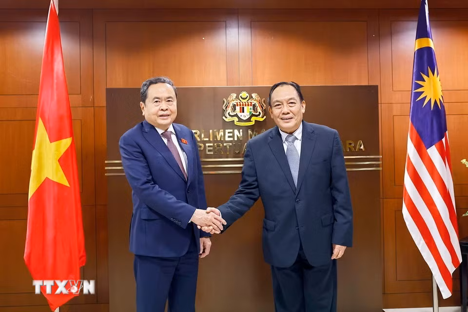 Chủ tịch Thượng viện Malaysia Dato' Awang Bemee Awang Ali Basah đón Chủ tịch Quốc hội Trần Thanh Mẫn. (Ảnh: Doãn Tấn/TTXVN)