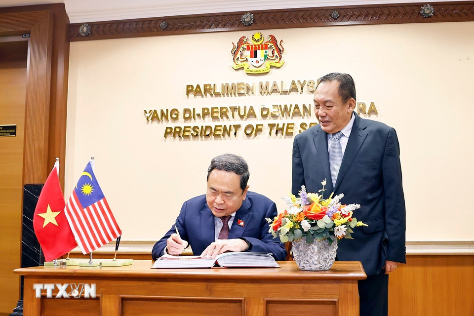 Chủ tịch Quốc hội Trần Thanh Mẫn ký sổ lưu bút. (Ảnh: Doãn Tấn/TTXVN)