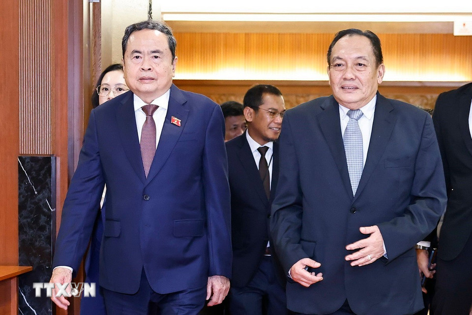 Chủ tịch Thượng viện Malaysia Dato' Awang Bemee Awang Ali Basah đón Chủ tịch Quốc hội Trần Thanh Mẫn. (Ảnh: Doãn Tấn/TTXVN)