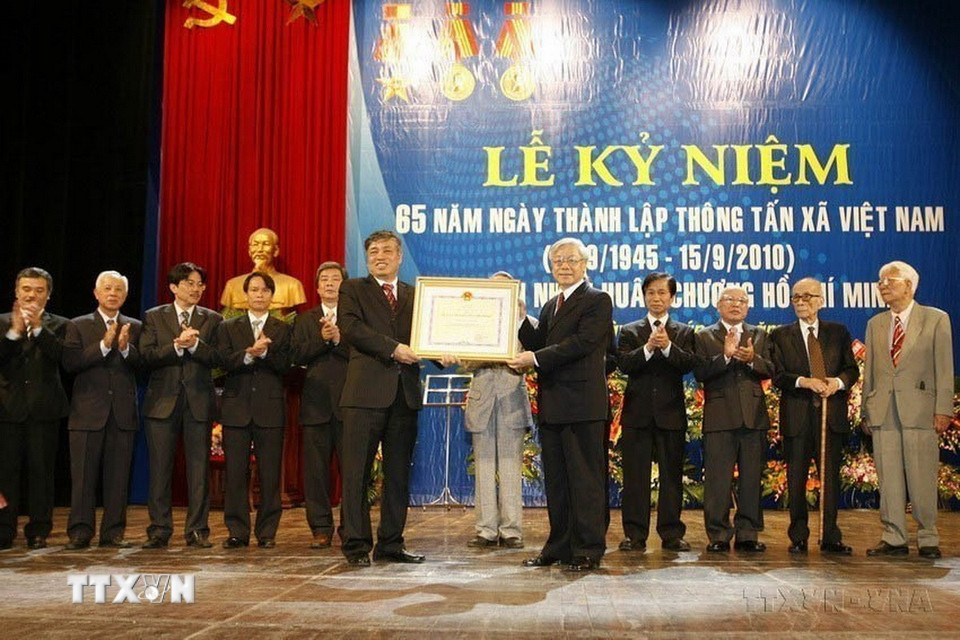 Chủ tịch Quốc hội Nguyễn Phú Trọng trao Huân chương Hồ Chí Minh (lần thứ hai) của Chủ tịch nước tặng TTXVN tại Lễ kỷ niệm 65 năm Ngày thành lập (15/9/1945- 15/9/2010). (Ảnh: Trí Dũng/ TTXVN)