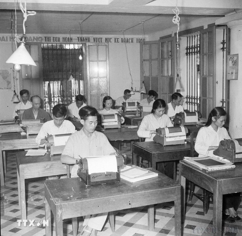Hoạt động của tổ đánh máy chữ thuộc Phòng phát hành tin TTXVN. (Ảnh: TTXVN)