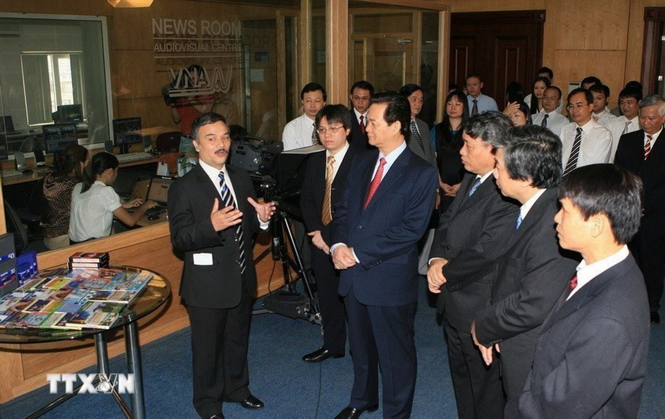 Suốt 80 năm qua, TTXVN luôn nhận được sự quan tâm, ủng hộ và chỉ đạo sát sao của lãnh đạo Đảng, Nhà nước. Đây là nguồn động viên to lớn để các thế hệ người làm báo TTXVN không ngừng nỗ lực vươn lên, xây dựng TTXVN ngày càng vững mạnh. Trong ảnh: Thủ tướng Nguyễn Tấn Dũng thăm Trung tâm Truyền hình Thông tấn (2009). (Ảnh: Đức Tám/ TTXVN)