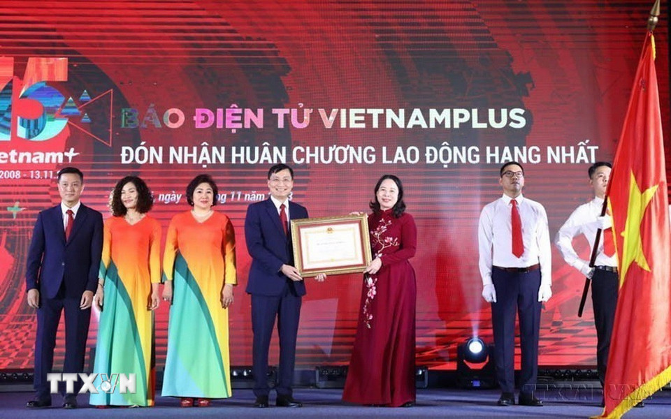 Thừa ủy quyền của Chủ tịch nước, Phó Chủ tịch nước, Phó Chủ tịch thứ nhất Hội đồng Thi đua-Khen thưởng Trung ương Võ Thị Ánh Xuân trao Huân chương Lao động hạng Nhất tặng Báo điện tử VietnamPlus của TTXVN tại Lễ kỷ niệm 15 năm Ngày thành lập Báo. (Ảnh: TTXVN)