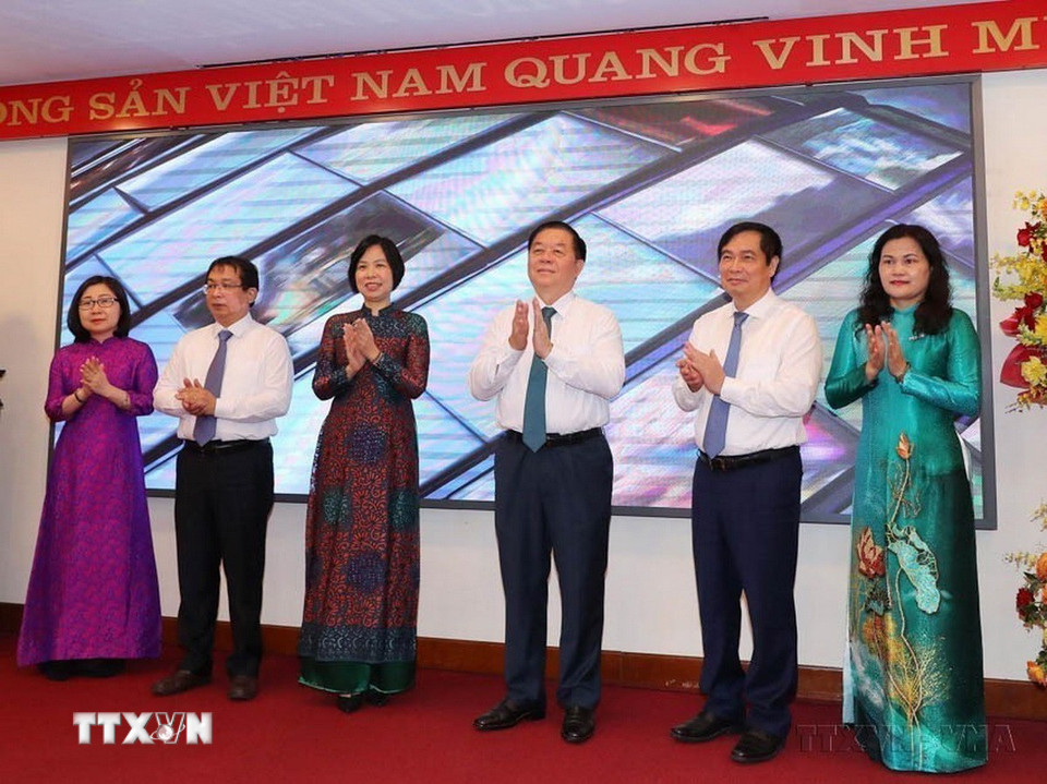 Trưởng Ban Tuyên giáo Trung ương Nguyễn Trọng Nghĩa, Tổng Giám đốc Vũ Việt Trang cùng các lãnh đạo Ban Tuyên giáo Trung ương và TTXVN thực hiện nghi thức ra mắt Chuyên trang thông tin của TTXVN về bảo vệ nền tảng tư tưởng của Đảng, đấu tranh phản bác các luận điệu sai trái của các thế lực thù địch (17/06/2024). (Ảnh: Minh Đức/TTXVN)