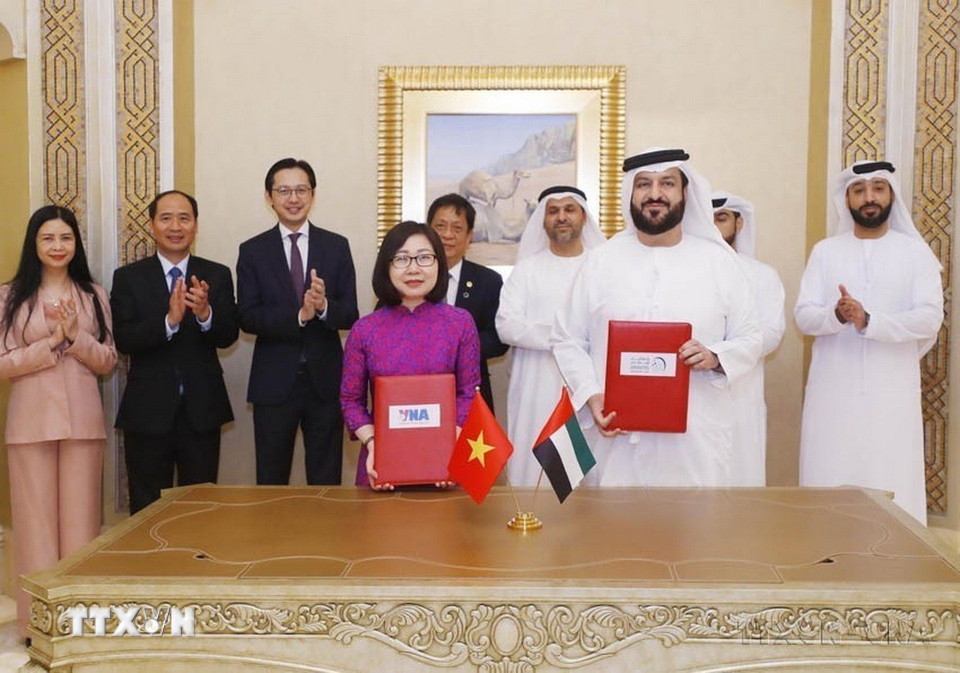 Hợp tác nghiệp vụ với hơn 40 đối tác nước ngoài, thông tin của TTXVN và thông tin do phóng viên các hãng thông tấn đối tác thực hiện được đăng tải trên các kênh truyền thông quốc tế đã góp phần hiệu quả trong tuyên truyền đối ngoại. Trong ảnh: Phó Tổng Giám đốc Đoàn Thị Tuyết Nhung và Tổng Giám đốc Hãng thông tấn Emirates (WAM) của UAE Mohamed Jalal Al Rayssi ký Thỏa thuận hợp tác nghiệp vụ (04/05/2023). (Ảnh: Lâm Khánh/TTXVN)