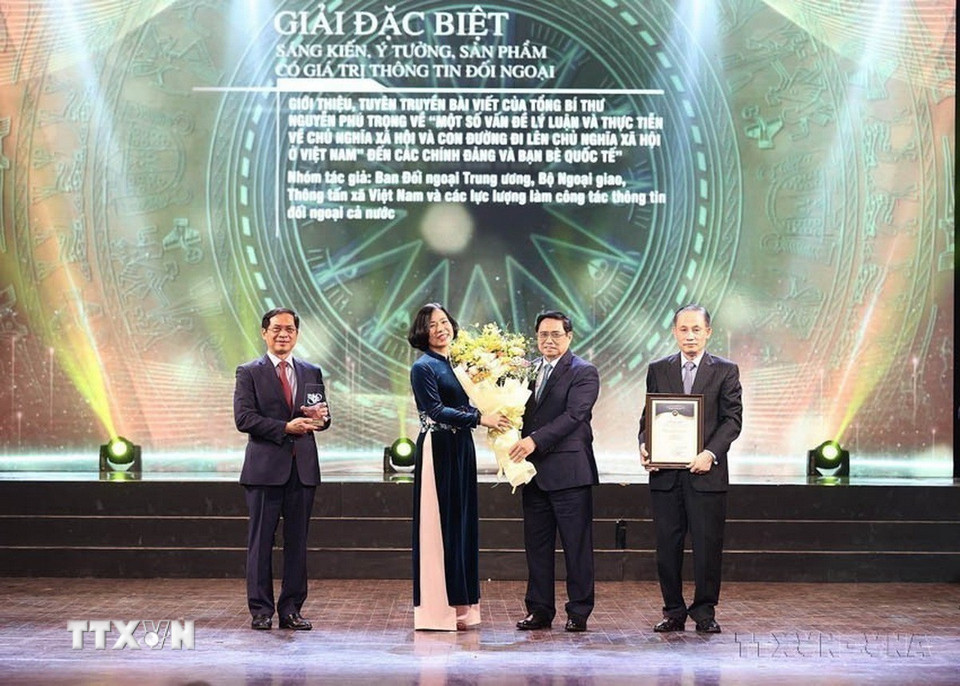 Thủ tướng Phạm Minh Chính trao giải Đặc biệt cho nhóm tác giả Bộ Ngoại giao, Ban Đối ngoại Trung ương, Thông tấn xã Việt Nam và các lực lượng làm thông tin đối ngoại toàn quốc về Sáng kiến ý tưởng, sản phẩm có giá trị thông tin đối ngoại giới thiệu tuyên truyền bài viết của Tổng Bí thư Nguyễn Phú Trọng về “Một số vấn đề lý luận thực tiễn về chủ nghĩa xã hội và con đường đi lên chủ nghĩa xã hội ở Việt Nam đến các chính đảng và bạn bè quốc tế” tại Lễ trao Giải thưởng toàn quốc về thông tin đối ngoại lần thứ VII, năm 2021. (Ảnh: Dương Giang/TTXVN)
