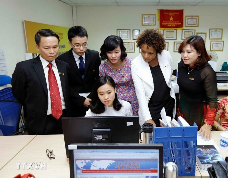 Tổng Thư ký Tổ chức Pháp ngữ (OIF) Michaelle Jean thăm và làm việc với tòa soạn báo tiếng Pháp duy nhất của Việt Nam, báo Le Courrier du Vietnam (TTXVN), ngày 12/10/2016. (Ảnh: An Đăng/ TTXVN)