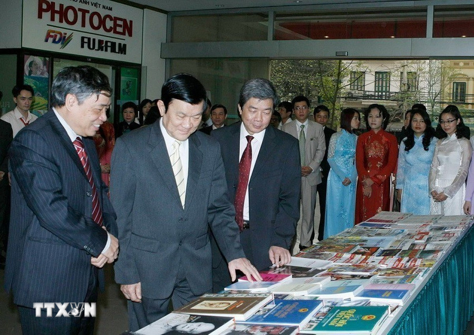 Suốt 80 năm qua, TTXVN luôn nhận được sự quan tâm, ủng hộ và chỉ đạo sát sao của lãnh đạo Đảng, Nhà nước. Đây là nguồn động viên to lớn để các thế hệ người làm báo TTXVN không ngừng nỗ lực vươn lên, xây dựng TTXVN ngày càng vững mạnh. Trong ảnh: Thường trực Ban Bí thư Trương Tấn Sang đến thăm và làm việc với Thông Tấn xã Việt Nam (4/3/2010). (Ảnh: Thống Nhất/TTXVN)