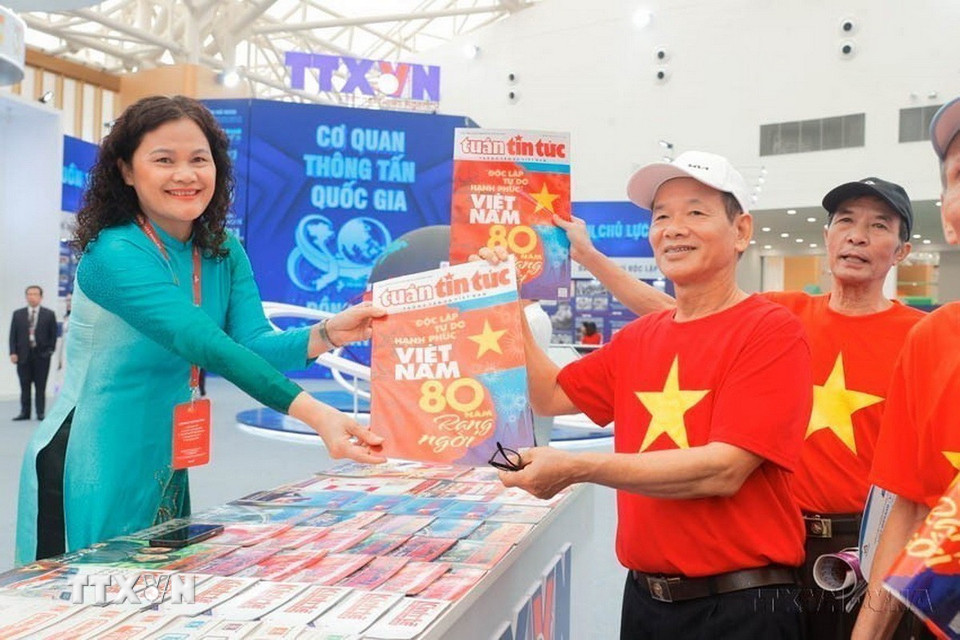 Phó Tổng Giám đốc Nguyễn Thị Sự với độc giả tại Khu trưng bày của TTXVN tại Triển lãm thành tựu Đất nước “80 năm Hành trình Độc lập - Tự do - Hạnh phúc” (2025). (Ảnh: Minh Quyết/TTXVN)