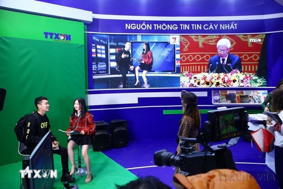 TTXVN đẩy mạnh chuyển đổi số và đổi mới mô hình hoạt động theo hướng “đa nền tảng - đa phương tiện - đa ngôn ngữ - đa chiều tiếp cận - một mục tiêu chung là phục vụ nhân dân”. Trong ảnh: Khách tham quan trải nghiệm trường quay ảo của TTXVN, xu hướng mới của truyền hình số tại Hội Báo toàn quốc năm 2019. (Ảnh: Minh Quyết/TTXVN)