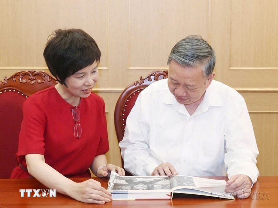 Tổng giám đốc Thông tấn xã Việt Nam Vũ Việt Trang trân trọng trao tặng Tổng Bí thư Tô Lâm cuốn sách ảnh “100 năm Báo chí Cách mạng Việt Nam (1925-2025)”, do Nhà xuất bản Thông tấn biên soạn, xuất bản. (Ảnh: Thống Nhất/TTXVN)