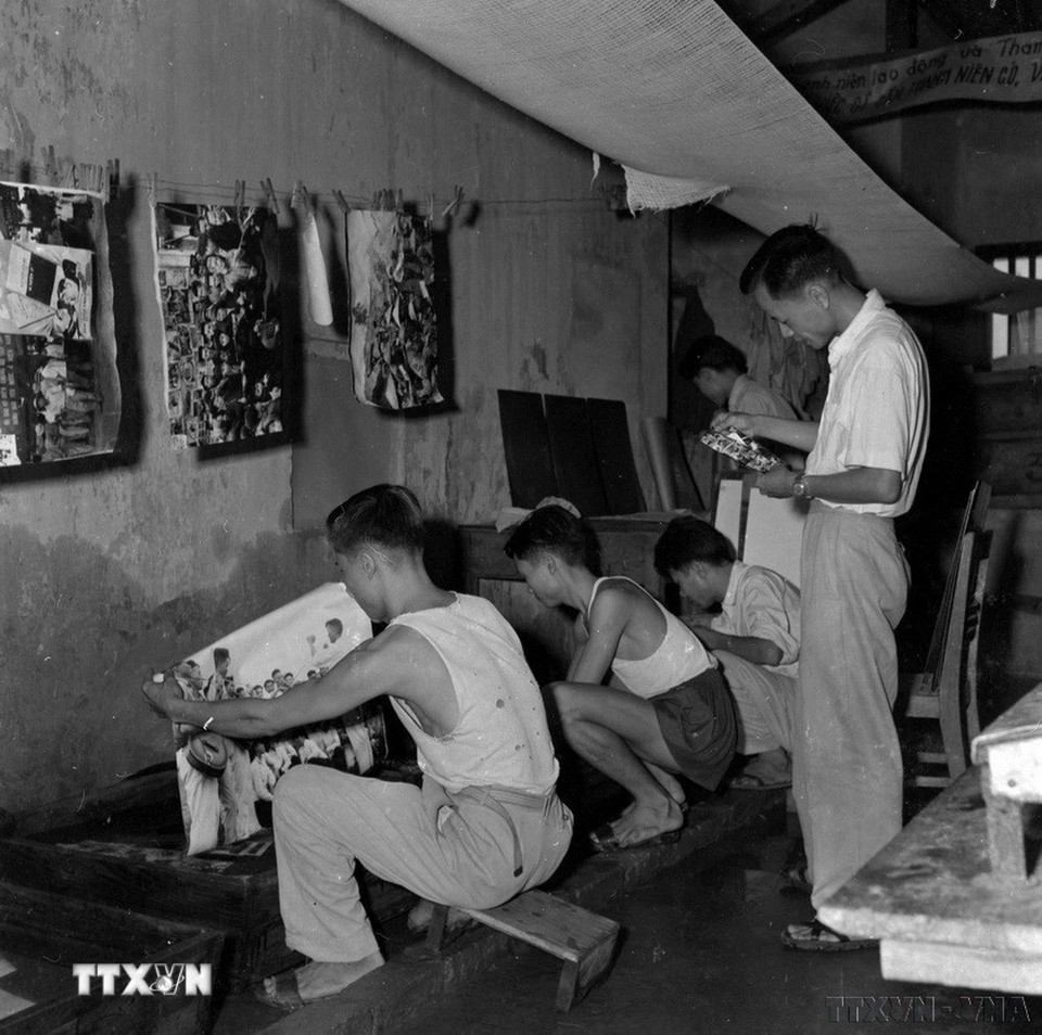 Tổ tráng rửa ảnh của VNTTX trong những ngày kháng chiến. (Ảnh: TTXVN)