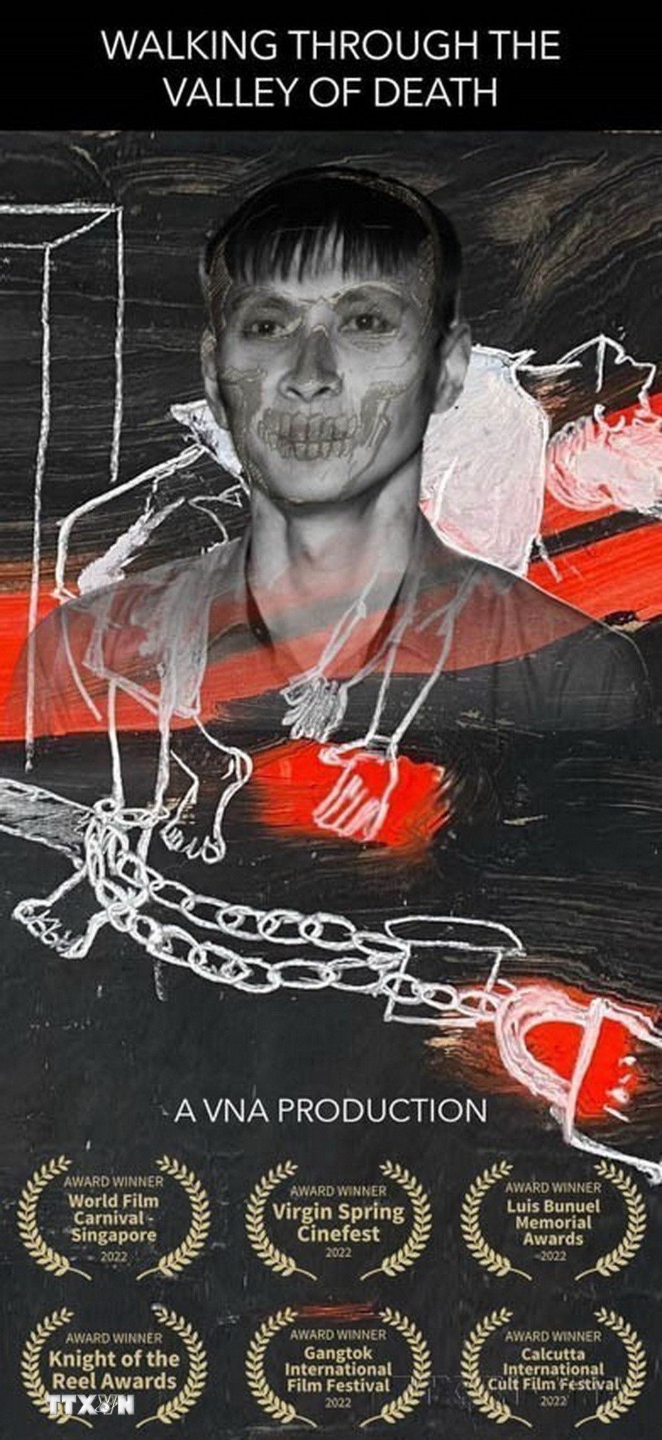 Bộ phim tài liệu “Đi qua Trũng bóng Chết” do TTXVN sản xuất dành được 6 giải thưởng tại các Liên hoan phim quốc tế tổ chức tại Ấn Độ và Singapore. Đây là bộ phim ghi lại cuộc đời của một số người từng nghiện ma túy và nhiễm HIV bị cuốn vào vòng xoáy của ma túy, tội phạm và sự tuyệt vọng nhưng may mắn, họ đã tìm được con đường “Sống” cho mình (31/10/2022). (Ảnh: Kim Anh/TTXVN)