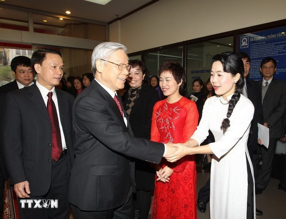 Suốt 80 năm qua, TTXVN luôn nhận được sự quan tâm, ủng hộ và chỉ đạo sát sao của lãnh đạo Đảng, Nhà nước. Đây là nguồn động viên to lớn để các thế hệ người làm báo TTXVN không ngừng nỗ lực vươn lên, xây dựng TTXVN ngày càng vững mạnh. Trong ảnh: Cán bộ, phóng viên, biên tập viên, nhân viên Thông Tấn xã Việt Nam vui mừng đón Tổng Bí thư Nguyễn Phú Trọng thăm và chúc Tết Nguyên đán Nhâm Thìn 2012 (18/1/2012). (Ảnh : Trí Dũng/TTXVN)