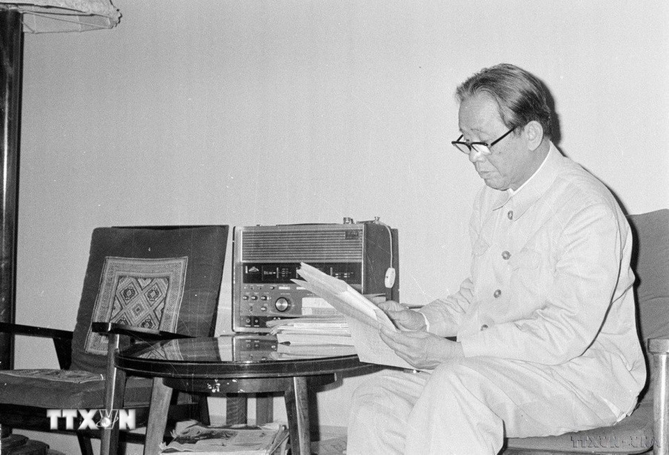 Suốt 80 năm qua, TTXVN luôn nhận được sự quan tâm, ủng hộ và chỉ đạo sát sao của lãnh đạo Đảng, Nhà nước. Đây là nguồn động viên to lớn để các thế hệ người làm báo TTXVN không ngừng nỗ lực vươn lên, xây dựng TTXVN ngày càng vững mạnh. Trong ảnh: Ngày 28/10/1976, đồng chí Lê Duẩn, Bí thư thứ nhất Ban chấp hành TW Đảng đọc bản tin Thông tấn xã. (Ảnh: Văn Bảo/TTXVN)