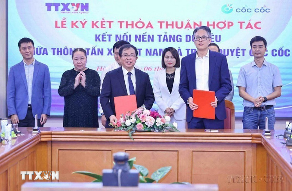 TTXVN đã ứng dụng hiệu quả các công nghệ hiện đại, tạo ra các sản phẩm báo chí sinh động, hấp dẫn được truyền tải dưới nhiều hình thức. Trong ảnh: Phó Tổng giám đốc Thông tấn xã Việt Nam Nguyễn Tuấn Hùng và Tổng giám đốc Cốc Cốc Nguyễn Vũ Anh ký kết thỏa thuận hợp tác (6/12/2024). (Ảnh: Minh Đức/TTXVN)