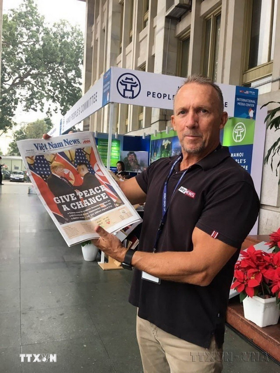 Phóng viên Đài truyền hình Skynews của Anh đọc tờ Việt Nam News - ấn phẩm đối ngoại của TTXVN tại Trung tâm Báo chí quốc tế về thông tin Hội nghị thượng đỉnh Mỹ-Triều Tiên lần thứ hai (2019). (Ảnh: Thu Vân/TTXVN)