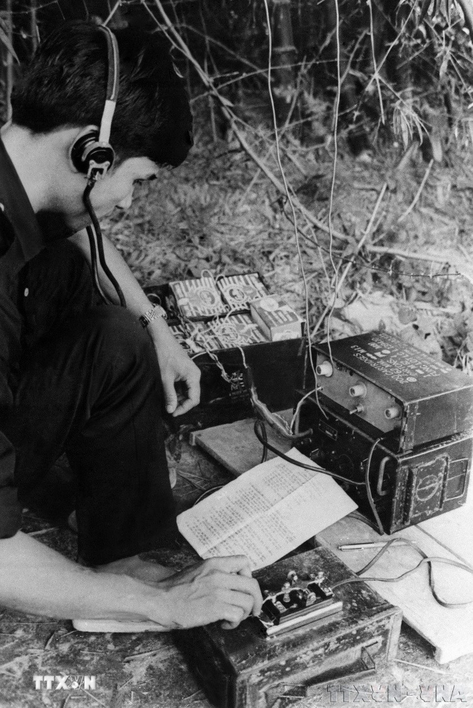 Trong những năm 1966- 1967, chiến tranh diễn ra ác liệt, phương tiện dụng cụ thiếu thốn, tổ điện đài Gia Định đã làm nhiều máy thu phát thô sơ đảm bảo yêu cầu công tác. Trong ảnh: Tổ trưởng Trần Trung Sơn làm việc dã chiến bên máy phát thô sơ. (Ảnh: Phong Vân/ TTXVN)