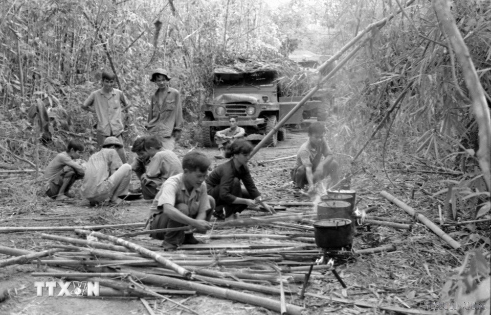 Đoàn phóng viên Việt Nam Thông tấn xã nấu cơm trên đường công tác qua Trường Sơn. (Ảnh: TTXVN)