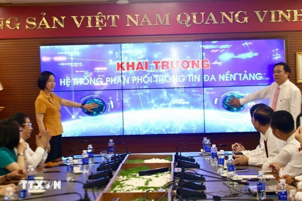 TTXVN sẽ đẩy mạnh chuyển đổi số và đổi mới mô hình hoạt động theo hướng “đa nền tảng- đa phương tiện - đa ngôn ngữ - đa chiều tiếp cận - một mục tiêu chung là phục vụ nhân dân. Trong ảnh: Tổng giám đốc TTXVN Vũ Việt Trang và Giám đốc Trung tâm Truyền hình Thông tấn Nguyễn Thiện Thuật bấm nút khai trương hệ thống phân phối nội dung đa nền tảng (25/8/2023). (Ảnh: TTXVN)