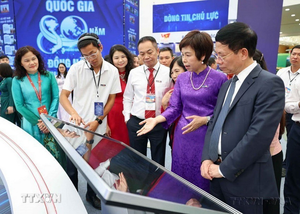 Bộ trưởng Bộ Khoa học và Công nghệ Nguyễn Mạnh Hùng tham quan gian trưng bày của TTXVN tại Triển lãm thành tựu Đất nước “80 năm Hành trình Độc lập - Tự do - Hạnh phúc” (28/8/2025). (Ảnh: Thanh Tùng/TTXVN)
