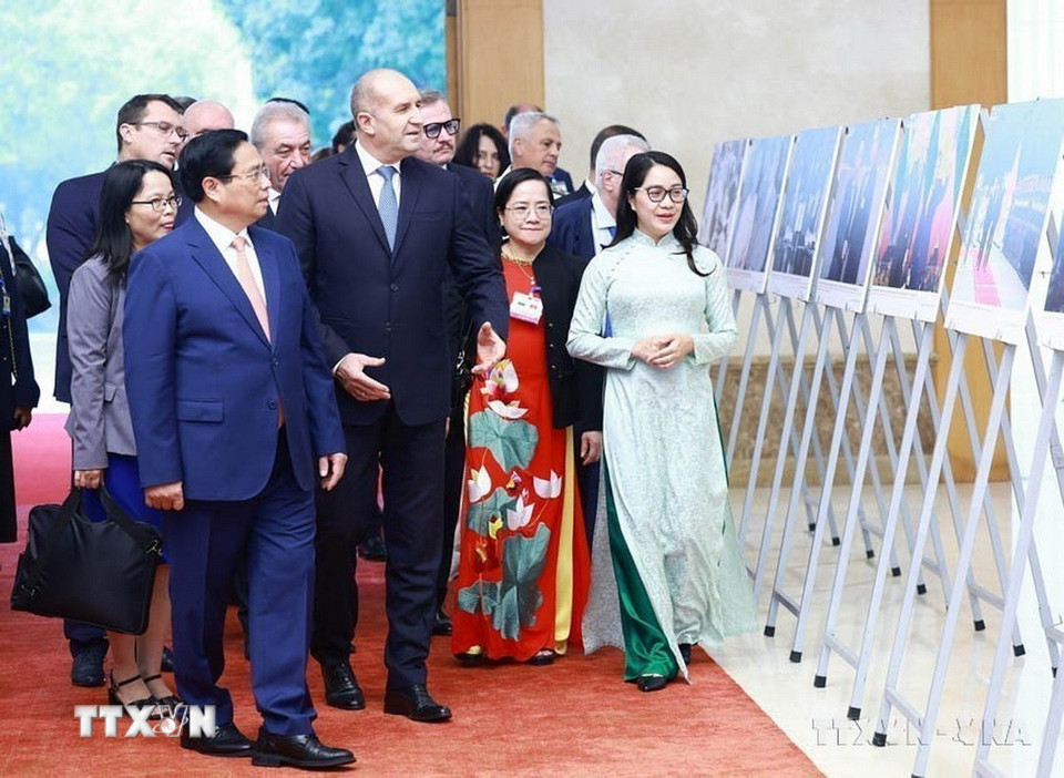 Với vai trò là cơ quan báo chí đối ngoại chủ lực quốc gia, các đơn vị thông tin của TTXVN luôn nỗ lực thực hiện tốt nhiệm vụ thông tin đối ngoại. Trong ảnh: Thủ tướng Phạm Minh Chính và Tổng thống Cộng hòa Bulgaria Rumen Radev xem trưng bày ảnh về quan hệ hợp tác giữa hai nước do TTXVN thực hiện (25/11/2024). (Ảnh: Dương Giang/TTXVN)