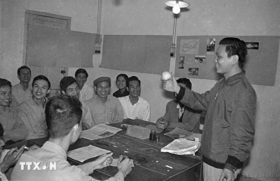 Suốt 80 năm qua, TTXVN luôn nhận được sự quan tâm, ủng hộ và chỉ đạo sát sao của lãnh đạo Đảng, Nhà nước. Đây là nguồn động viên to lớn để các thế hệ người làm báo TTXVN không ngừng nỗ lực vươn lên, xây dựng TTXVN ngày càng vững mạnh. Trong ảnh: Đồng chí Lê Châu, Phó Chủ nhiệm Phân xã Nhiếp ảnh, Trưởng phòng Biên tập Ảnh thông báo phần thưởng (5 quả táo) tặng Phòng biên tập Phân xã Nhiếp ảnh VNTTX. (Ảnh: TTXVN)