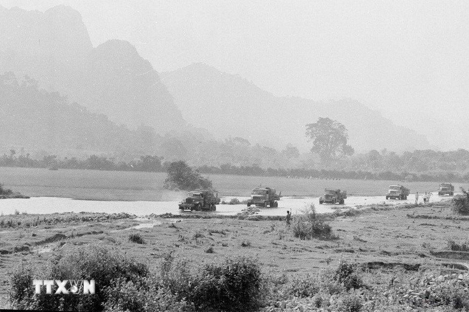 Đoàn xe của Thông tấn xã Việt Nam chi viện cho Thông tấn xã Giải phóng năm 1973. (Ảnh: Minh Lộc/TTXVN)