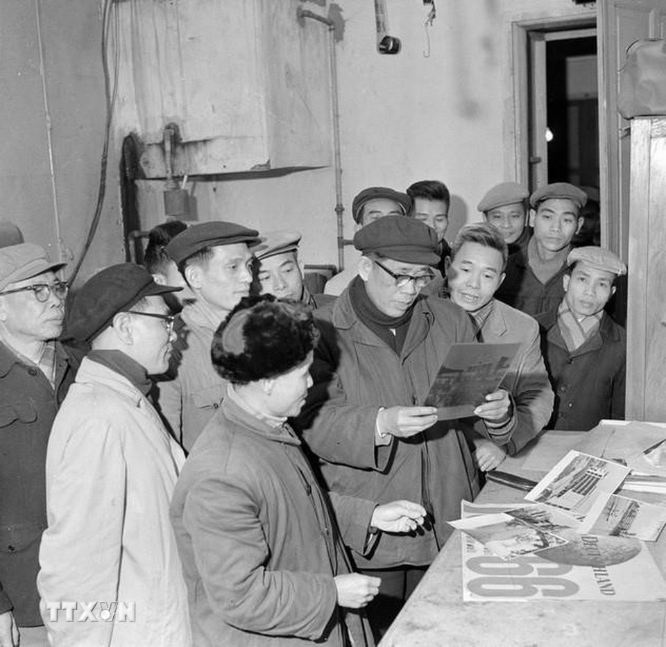 Suốt 80 năm qua, TTXVN luôn nhận được sự quan tâm, ủng hộ và chỉ đạo sát sao của lãnh đạo Đảng, Nhà nước. Đây là nguồn động viên to lớn để các thế hệ người làm báo TTXVN không ngừng nỗ lực vươn lên, xây dựng TTXVN ngày càng vững mạnh. Trong ảnh: Đồng chí Lê Duẩn, Bí thư thứ nhất Ban Chấp hành Trung ương Đảng đến thăm và làm việc với VNTTX (2/1967). (Ảnh: Tư liệu TTXVN)