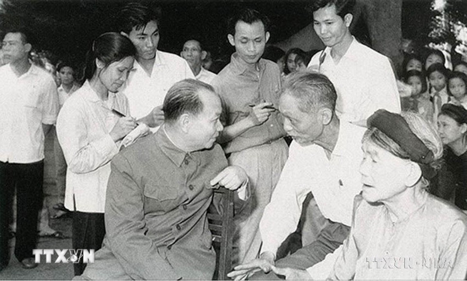 Phóng viên VNTTX Nguyễn Thị Kim Xuyến (bên trái) làm nhiệm vụ đưa tin Chủ tịch Ủy ban Thường vụ Quốc hội Trường Chinh tiếp xúc cử tri Hà Nội, tháng 1/1971. (Ảnh: Tư liệu TTXVN)