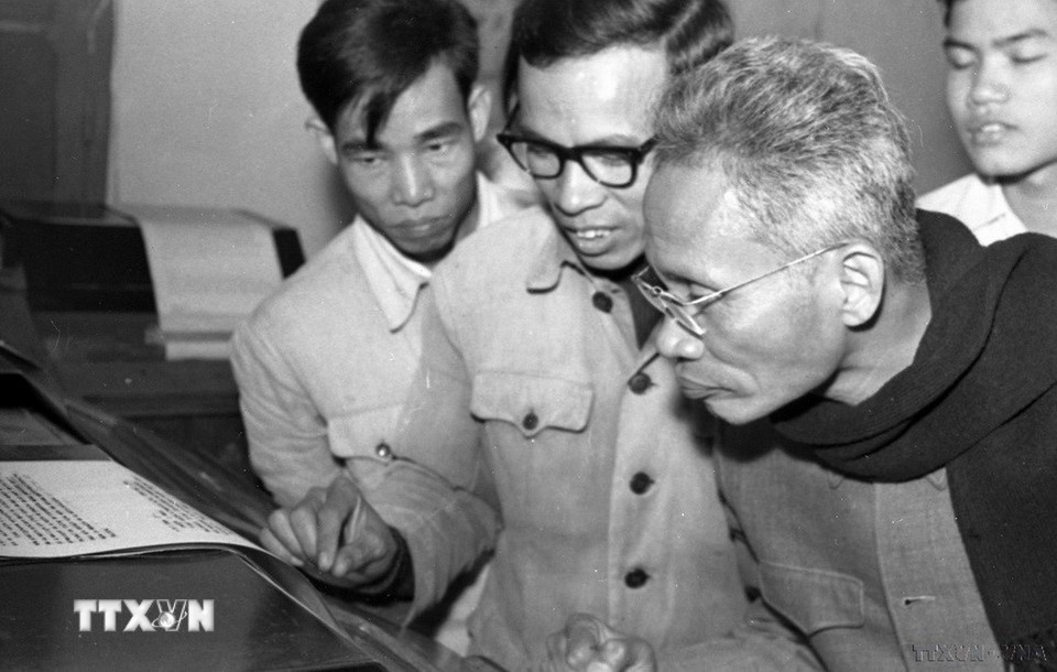 Suốt 80 năm qua, TTXVN luôn nhận được sự quan tâm, ủng hộ và chỉ đạo sát sao của lãnh đạo Đảng, Nhà nước. Đây là nguồn động viên to lớn để các thế hệ người làm báo TTXVN không ngừng nỗ lực vươn lên, xây dựng TTXVN ngày càng vững mạnh. Trong ảnh: Thủ tướng Phạm Văn Đồng đến thăm VNTTX. (Ảnh: TTXVN)