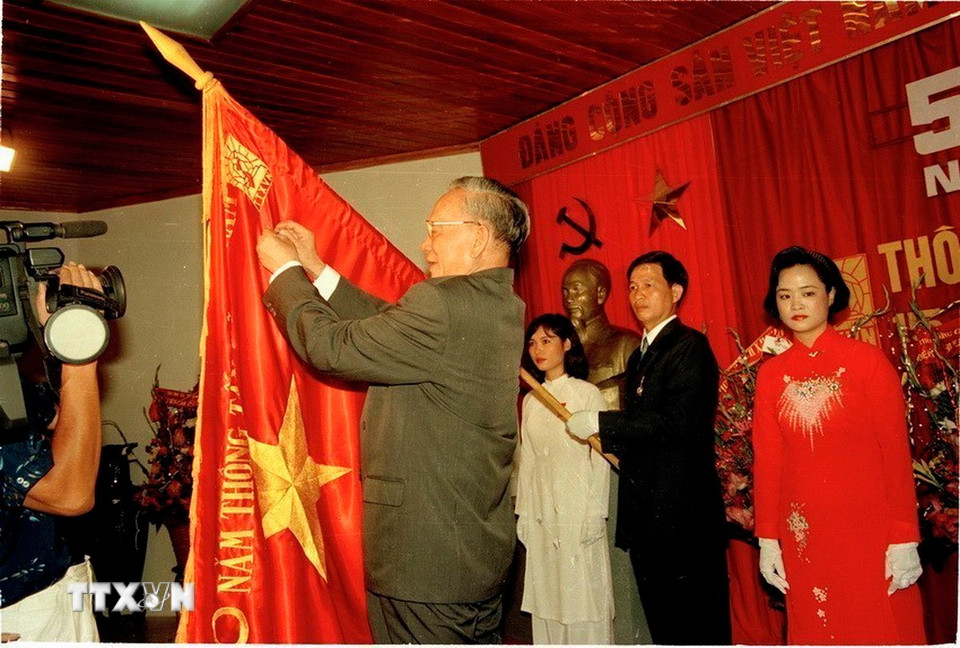 TTXVN là cơ quan báo chí duy nhất vinh dự được Đảng và Nhà nước trao tặng hai Danh hiệu Anh hùng: Anh hùng Lực lượng vũ trang nhân dân và Anh hùng Lao động thời kỳ đổi mới; các huân chương cao quý: Huân chương Sao vàng; Huân chương Hồ Chí Minh; Huân chương Độc lập hạng Nhất và nhiều phần thưởng, danh hiệu cao quý. Trong ảnh: Chủ tịch nước Lê Đức Anh trao tặng Huân chương Sao vàng cho TTXVN nhân dịp kỷ niệm 50 năm Ngày thành lập ngành (15/9/1945-15/9/1995). (Ảnh: Nguyễn Khang/TTXVN)