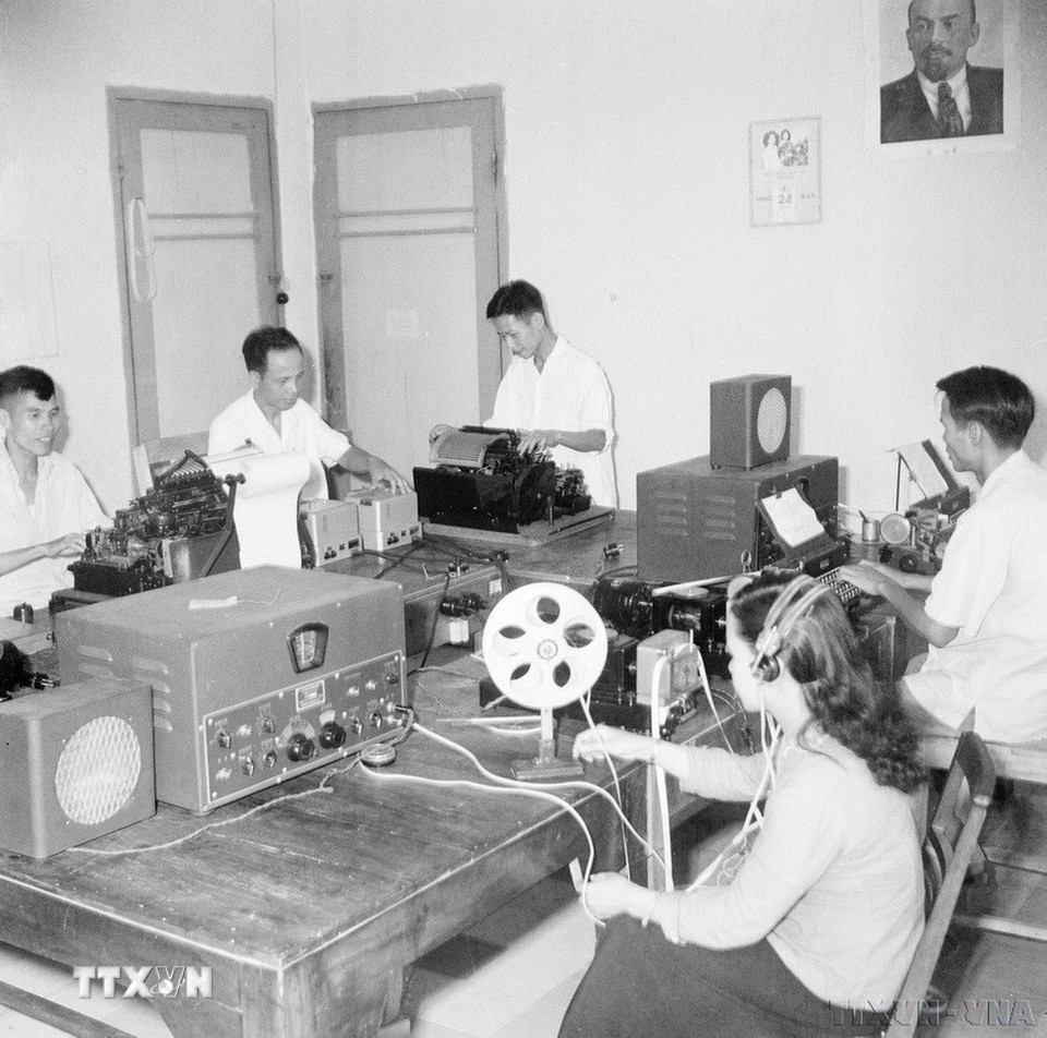 Hoạt động tại phòng điện vụ, tiền thân của Trung tâm Kỹ thuật Thông tấn. (Ảnh: TTXVN)