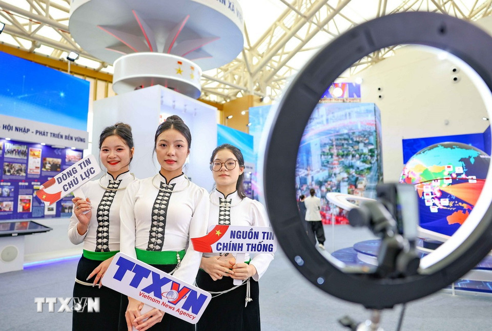 TTXVN đẩy mạnh chuyển đổi số và đổi mới mô hình hoạt động theo hướng “đa nền tảng - đa phương tiện - đa ngôn ngữ - đa chiều tiếp cận - một mục tiêu chung là phục vụ nhân dân”. Trong ảnh: Khách tham quan gian trưng bày của TTXVN tại Triển lãm 80 năm thành tựu Đất nước được trải nghiệm Phòng truyền thống ảo, Góc check in 360, tham gia các mini game vui nhộn và ý nghĩa thông qua Cuộc thi tìm hiểu lịch sử. (Ảnh: Thanh Tùng/TTXVN)