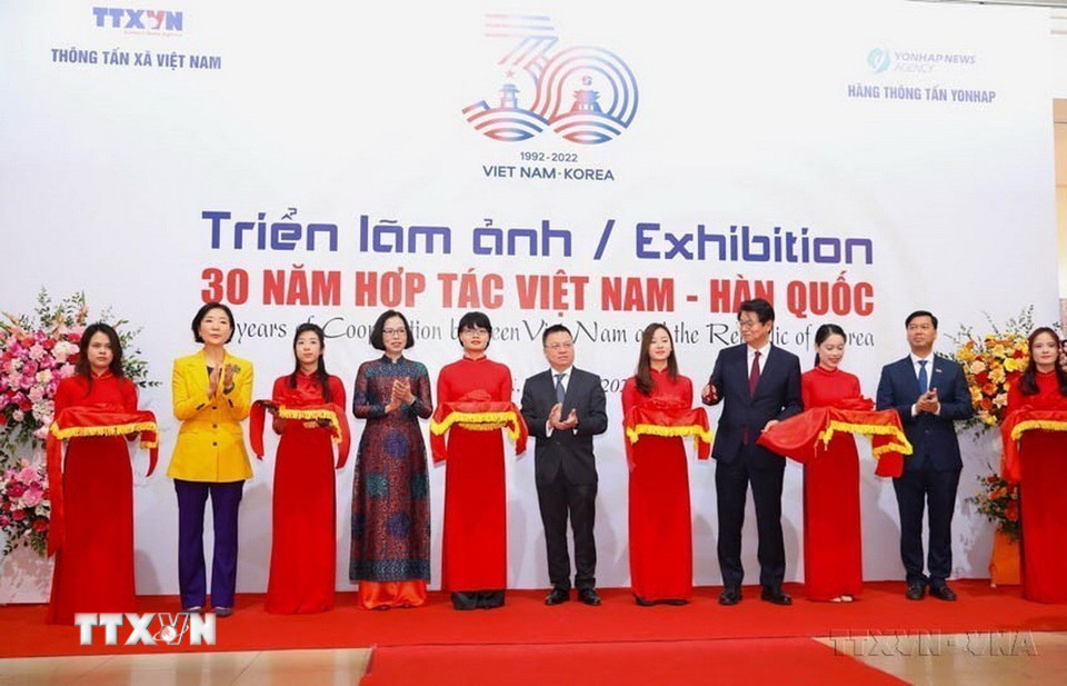 Khai mạc Triển lãm ảnh “30 hợp tác Việt Nam-Hàn Quốc” do Thông tấn xã Việt Nam phối hợp với Hãng Thông tấn YONHAP (Hàn Quốc) tổ chức (14/12/2022). (Ảnh: TTXVN)