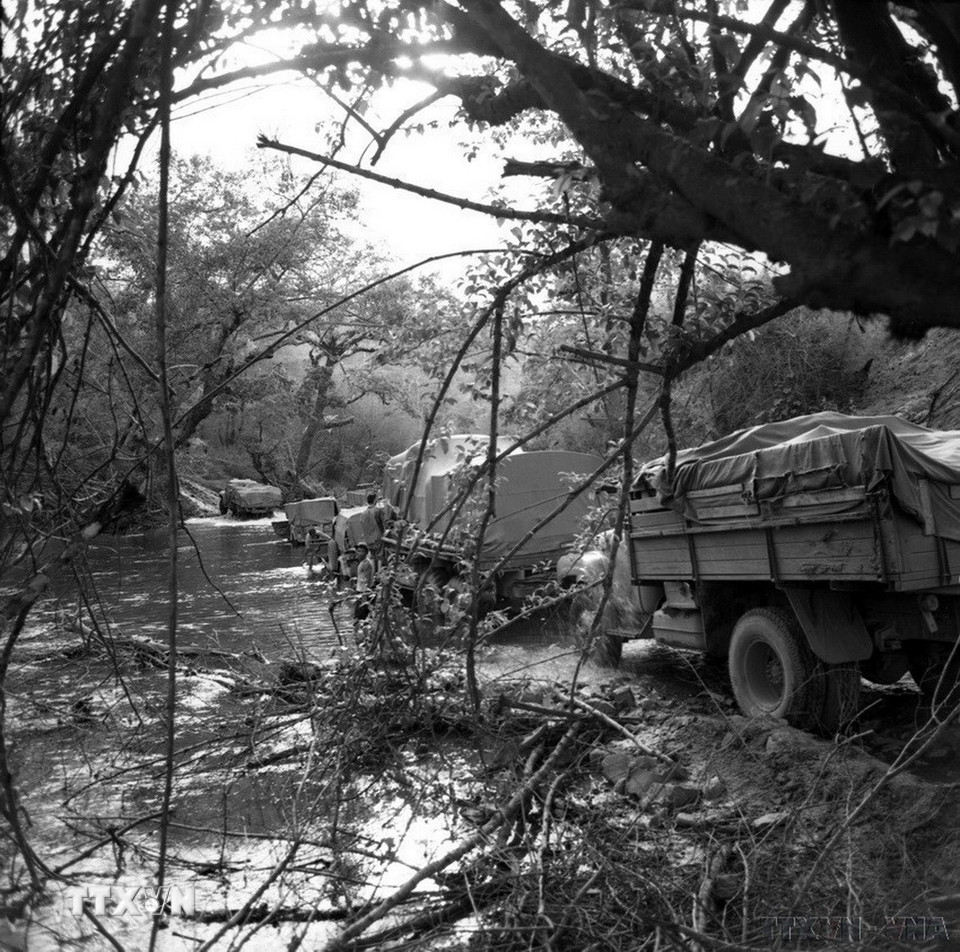 Trong công cuộc kháng chiến cứu quốc, phóng viên của TTXVN đã có mặt ở những địa bàn nóng bỏng, gian khổ nhất để ghi lại những hình ảnh chiến đấu dũng cảm, hào hùng của quân và dân ta. Trong ảnh: Đoàn xe của Thông tấn xã Việt Nam vượt Trường Sơn vào chi viện cho chiến trường Nam bộ tháng 3/1973. (Ảnh: Minh Lộc/ TTXVN)