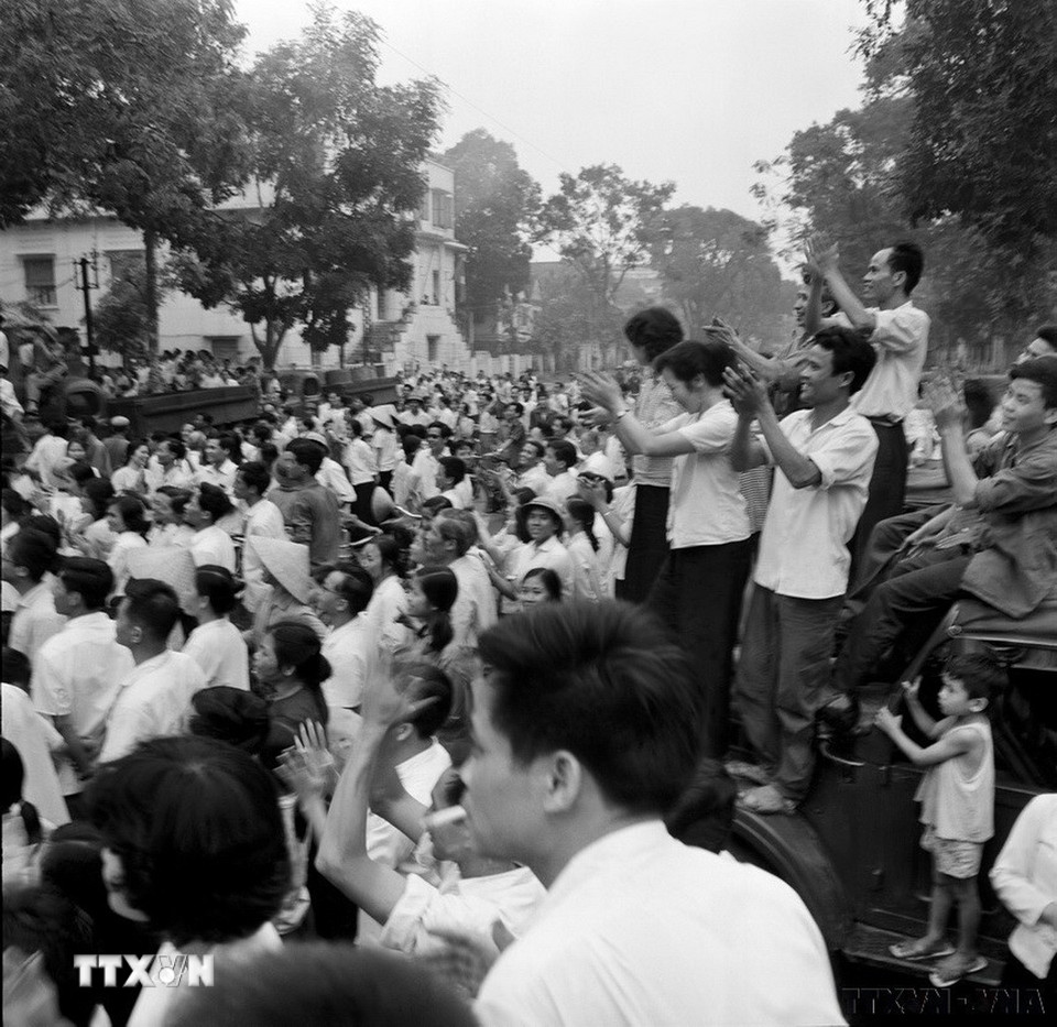 Nhân dân thủ đô vui mừng khi nghe tin Sài Gòn giải phóng chiều 30/4/1975, trước cổng trụ sở TTXVN. (Ảnh: TTXVN)