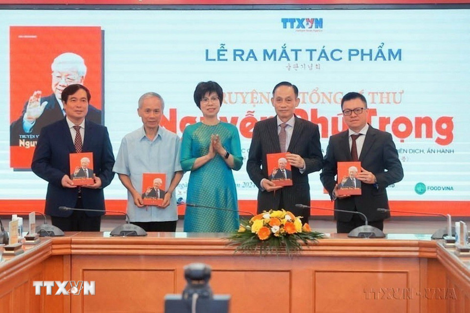 TTXVN tiếp tục khẳng định vai trò là cơ quan thông tin chiến lược, tin cậy của Đảng và Nhà nước, góp phần bảo vệ vững chắc nền tảng tư tưởng của Đảng trong tình hình mới. Trong ảnh: Lễ ra mắt tác phẩm Truyện về Tổng Bí thư Nguyễn Phú Trọng của tác giả người Hàn Quốc Chulhyeon do Nhà xuất bản Thông tấn biên dịch, ấn hành (23/10/2024). (Ảnh: Minh Quyết/TTXVN)