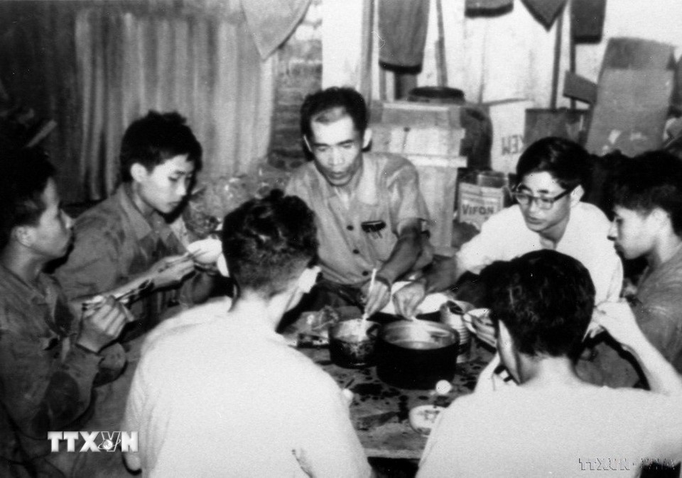 Trong công cuộc kháng chiến cứu quốc, phóng viên của TTXVN đã có mặt ở những địa bàn nóng bỏng, gian khổ nhất để ghi lại những hình ảnh chiến đấu dũng cảm, hào hùng của quân và dân ta. Trong ảnh: Bữa cơm của phóng viên Thông tấn xã Việt Nam trong thành Quảng Trị (1972). (Ảnh: TTXVN)