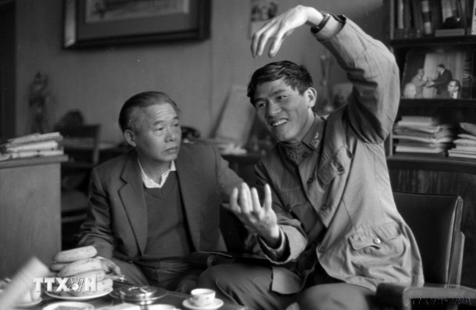 Ngày 19/1/1981, Thượng tá Phạm Tuân, Anh hùng, Nhà du hành vũ trụ đến thăm Thông tấn xã Việt Nam. (Ảnh: TTXVN)