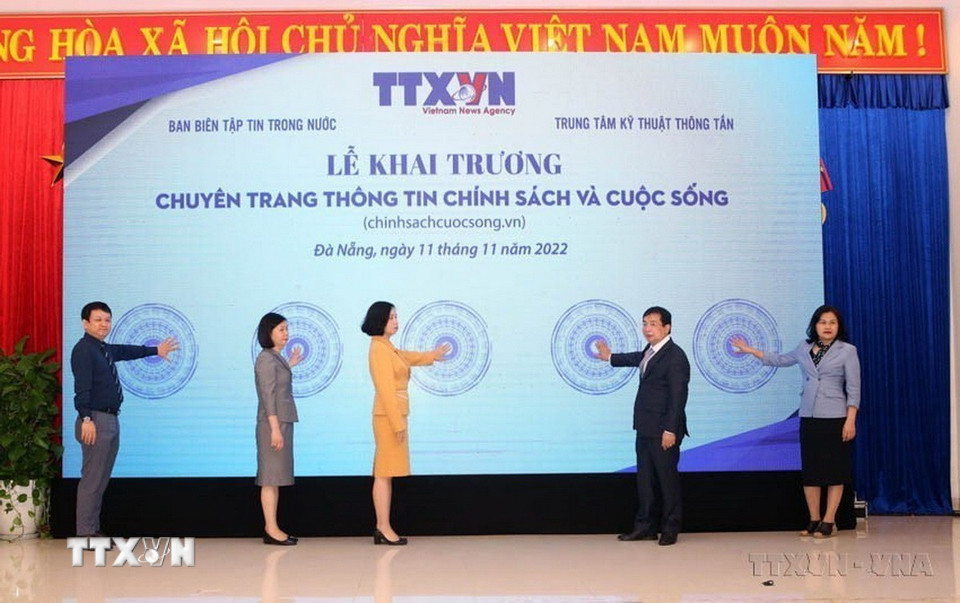 Chuyên trang thông tin chinhsachcuocsong.vn của TTXVN được xây dựng nhằm cập nhật kịp thời các văn bản, chính sách mới; phản ánh kịp thời các sự kiện thời sự chính trị nổi bật; việc triển khai các chủ trương chính sách của Đảng, Nhà nước trên khắp các vùng, miền, địa phương; những vấn đề văn hóa, xã hội gần gũi, thiết thực với đời sống, được bạn đọc quan tâm… (11/11/2022). (Ảnh: Trần Lê Lâm/TTXVN)
