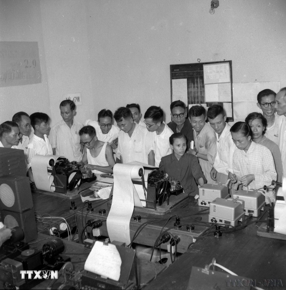 Hoạt động tại tổ đánh máy chữ thuộc Phòng phát hành tin TTXVN. (Ảnh: TTXVN)