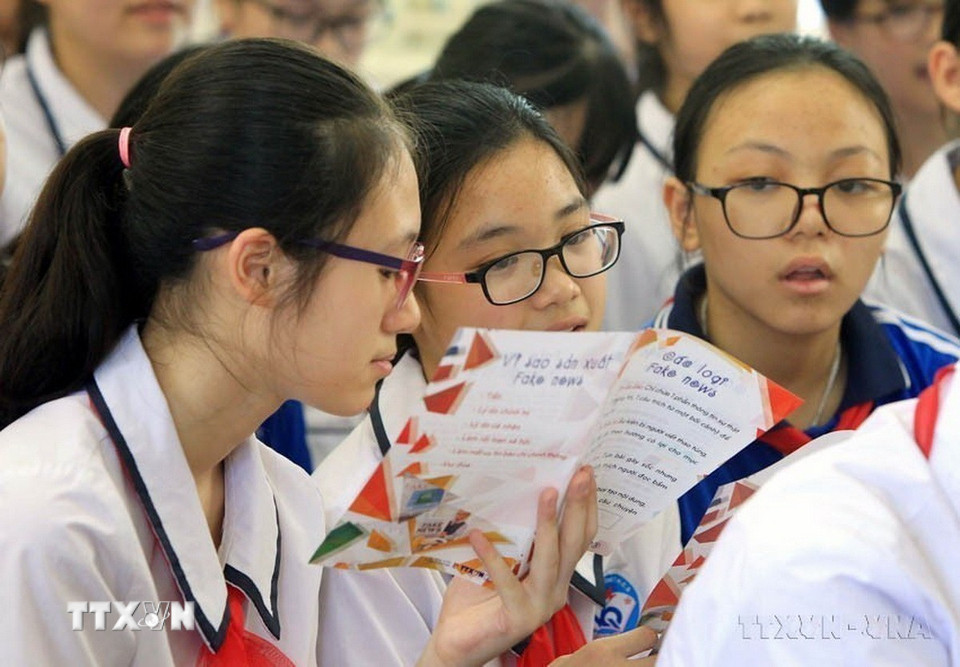 Lớp dạy kỹ năng chống tin giả tại trường Trung học cơ sở Ngô Quyền (Hải Phòng) do Đoàn Thanh niên TTXVN tổ chức. (Ảnh: TTXVN)